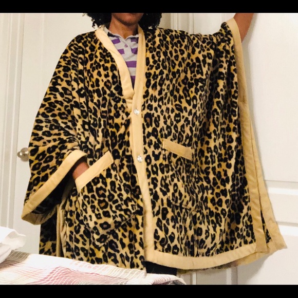 Soft cozy leopard print wrap - Picture 1 of 8